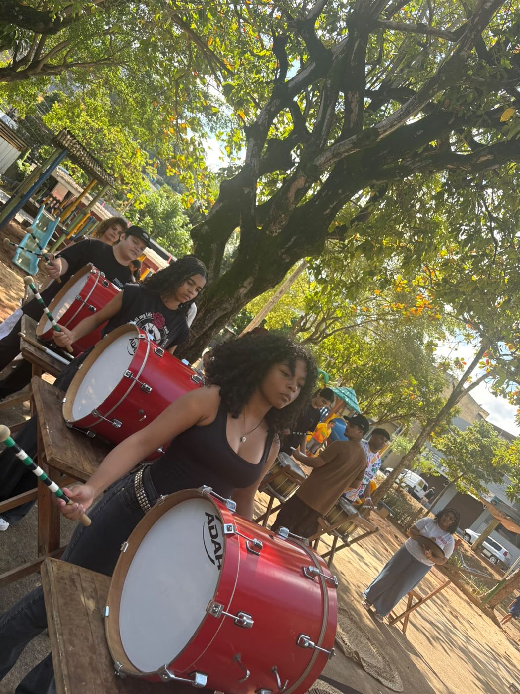 Jovens tocando tambores na oficina de percussão do Festival Alma de Artista