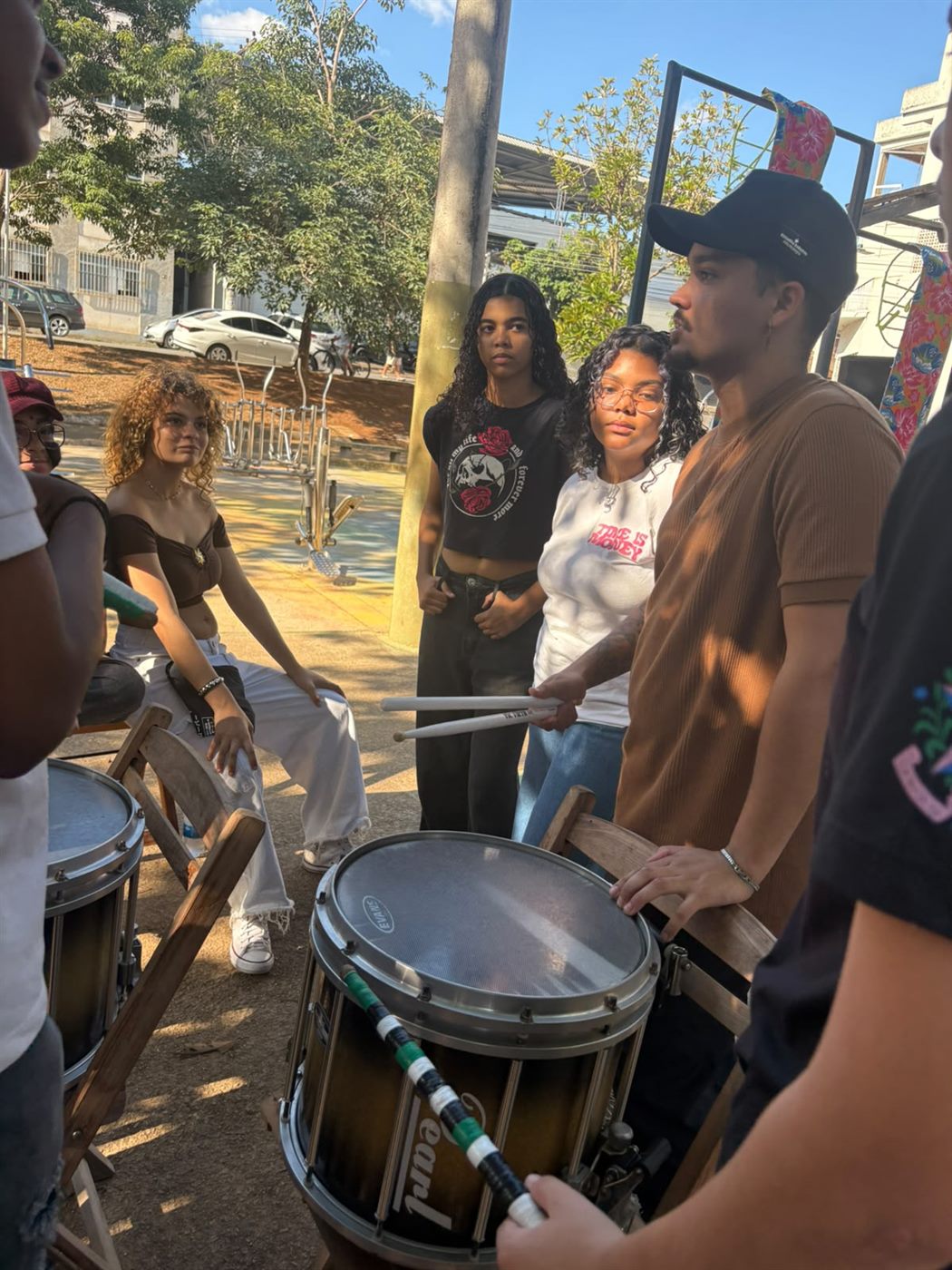Oficina de percussão em roda na praça