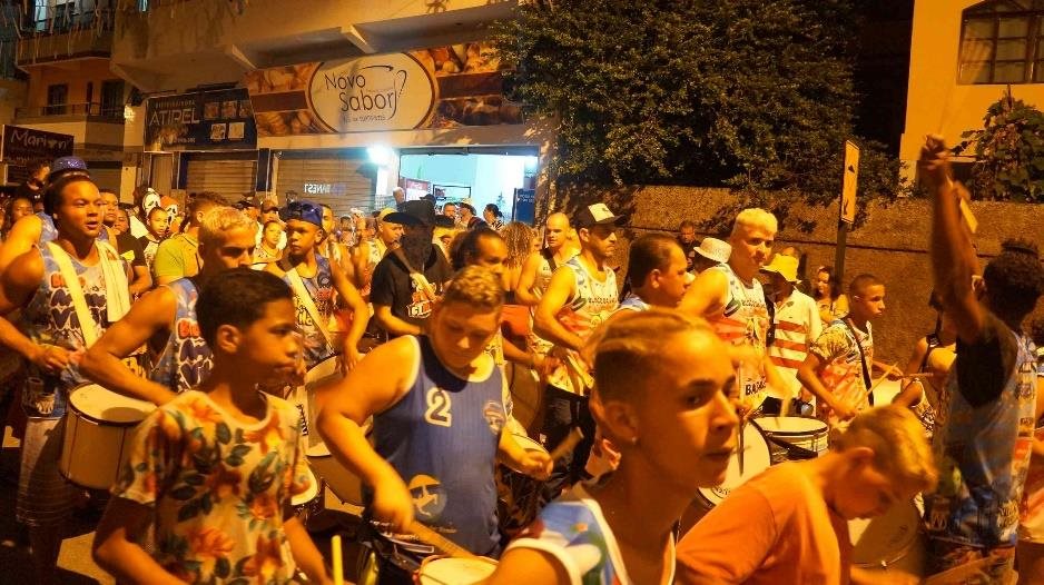 Foliões no carnaval de rua de Atílio Vivácqua