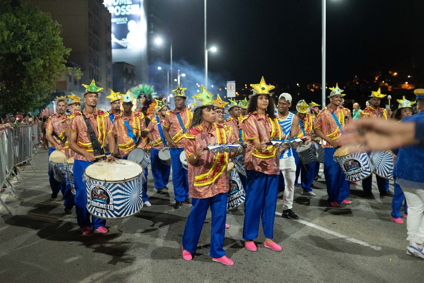Bateria desfilando na avenida