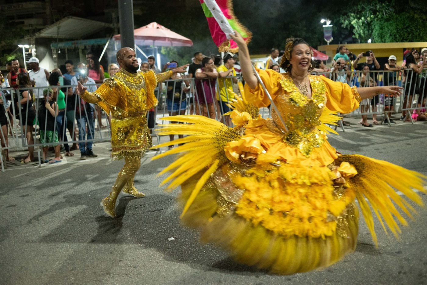 Destaque de fantasia amarela no desfile da Escola de Bambas