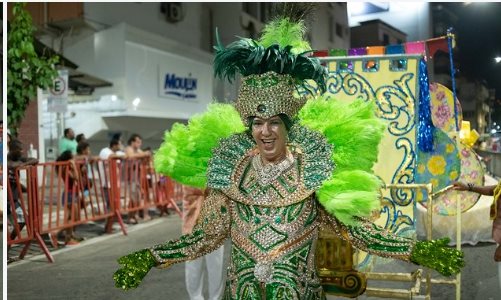 Destaque fantasiado no desfile da Escola de Bambas