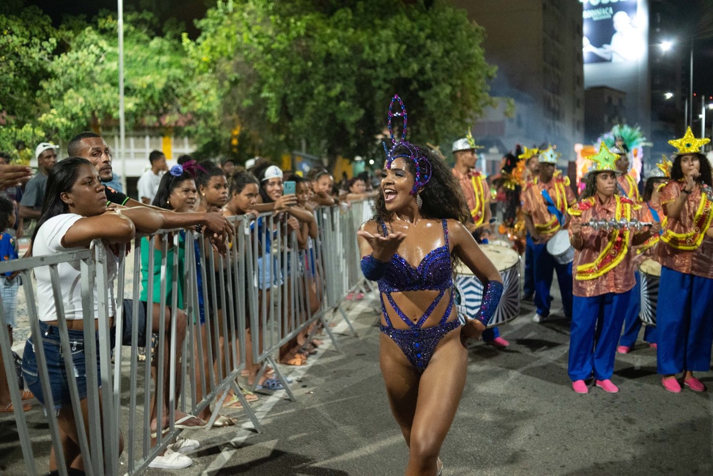 Passista e bateria no desfile