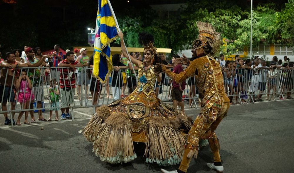 Mestre-sala e porta-bandeira da Escola de Bambas no desfile