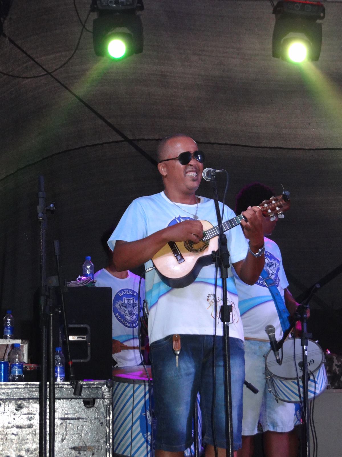 Músico tocando cavaquinho no palco