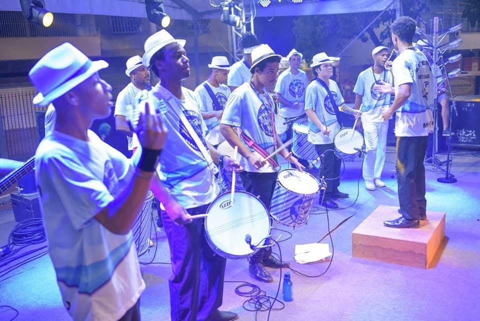Bateria Malícia do Samba no palco