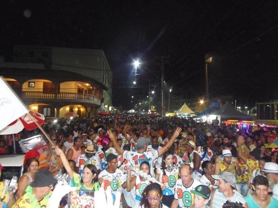 Bateria tocando para a multidão no carnaval