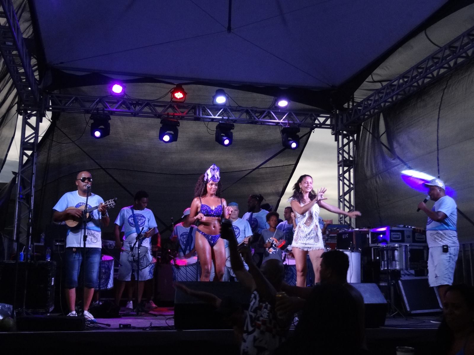 Bateria Malícia do Samba no palco à noite