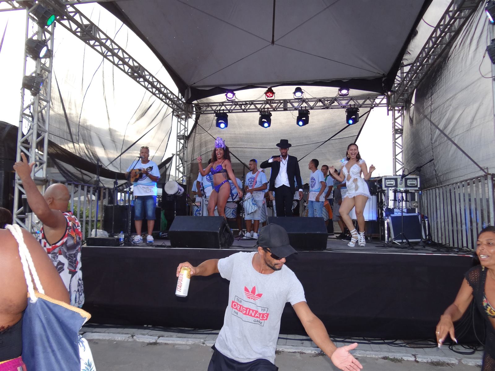 Público dançando em frente ao palco da bateria