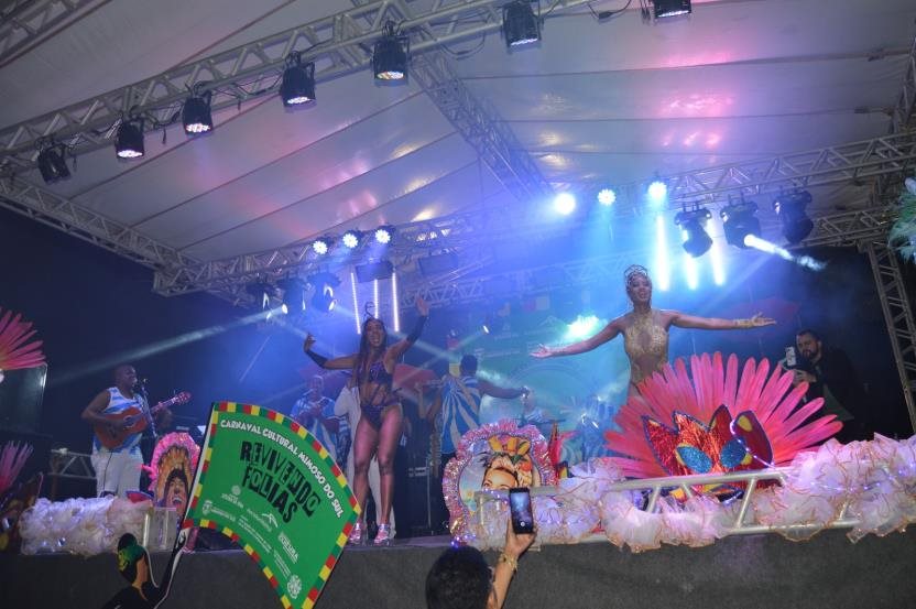 Passistas e bateria em palco de carnaval