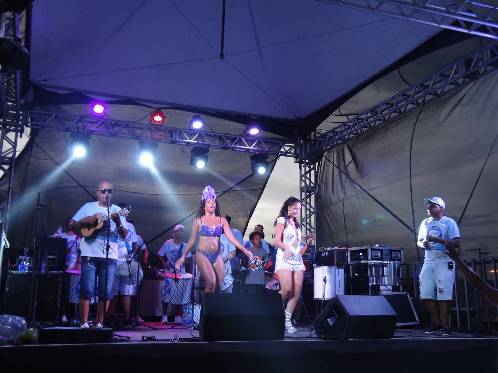 Show da bateria à noite com luzes roxas