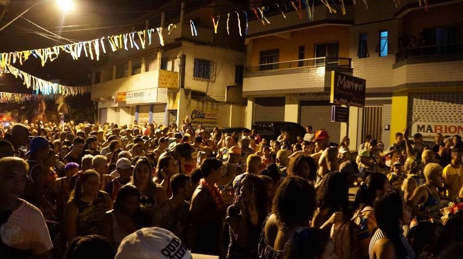 Multidão no carnaval de rua de Atílio Vivácqua