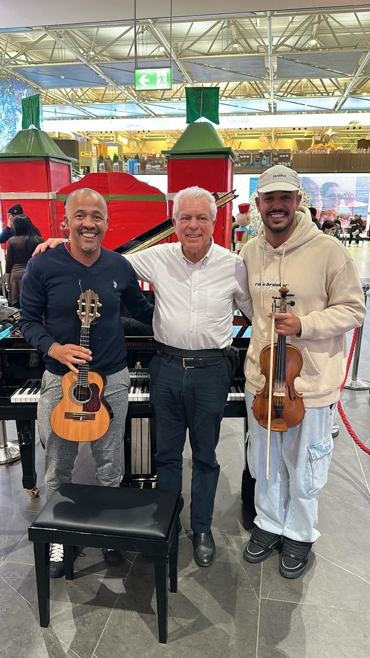 Cavaquinho e violino ao lado de um piano