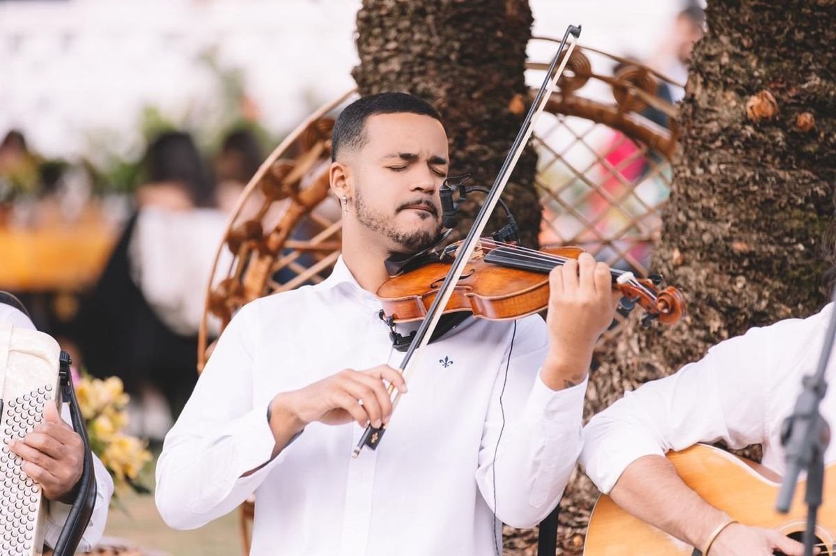 Violinista em apresentação ao ar livre
