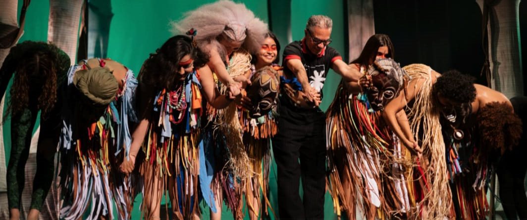 Elenco se curva para agradecer ao público