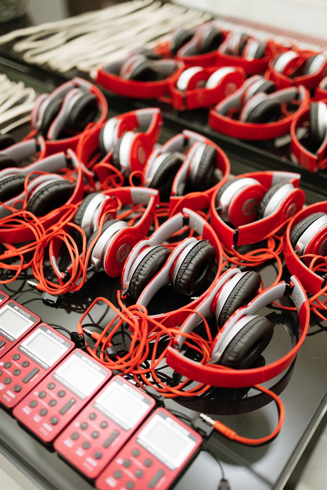 Fones de audiodescrição preparados para o público