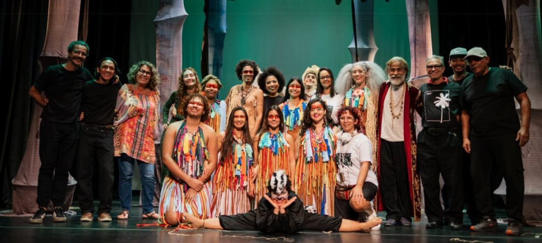 Elenco e equipe de A Floresta dos Dunduns reunidos no palco