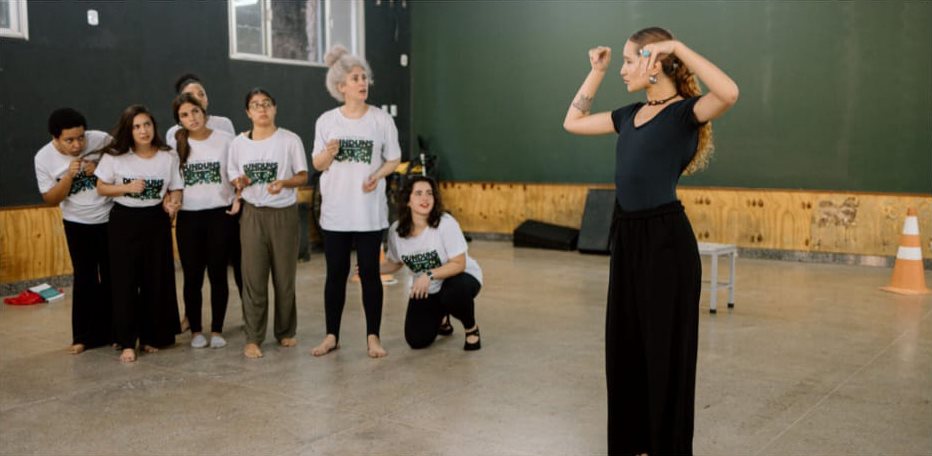 Ensaio de movimento com o elenco
