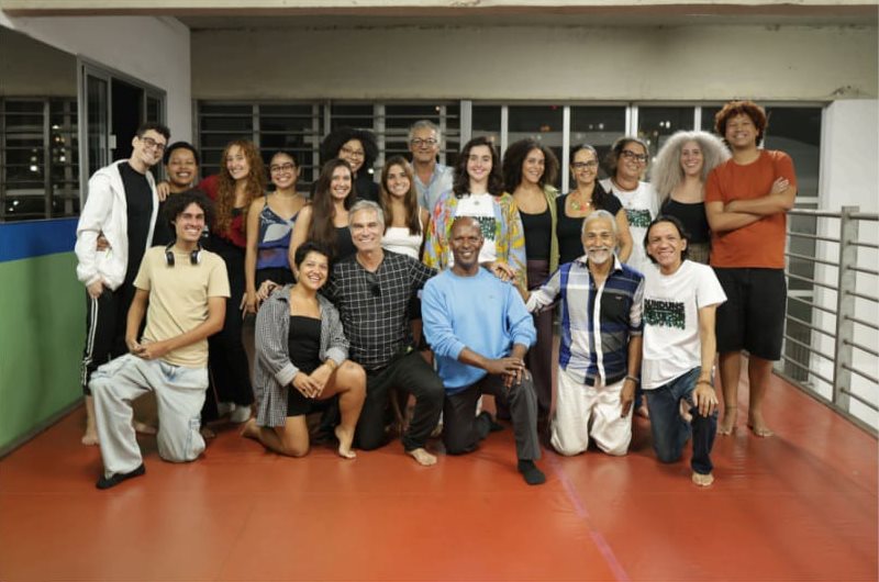 Elenco reunido na entrega do texto da peça