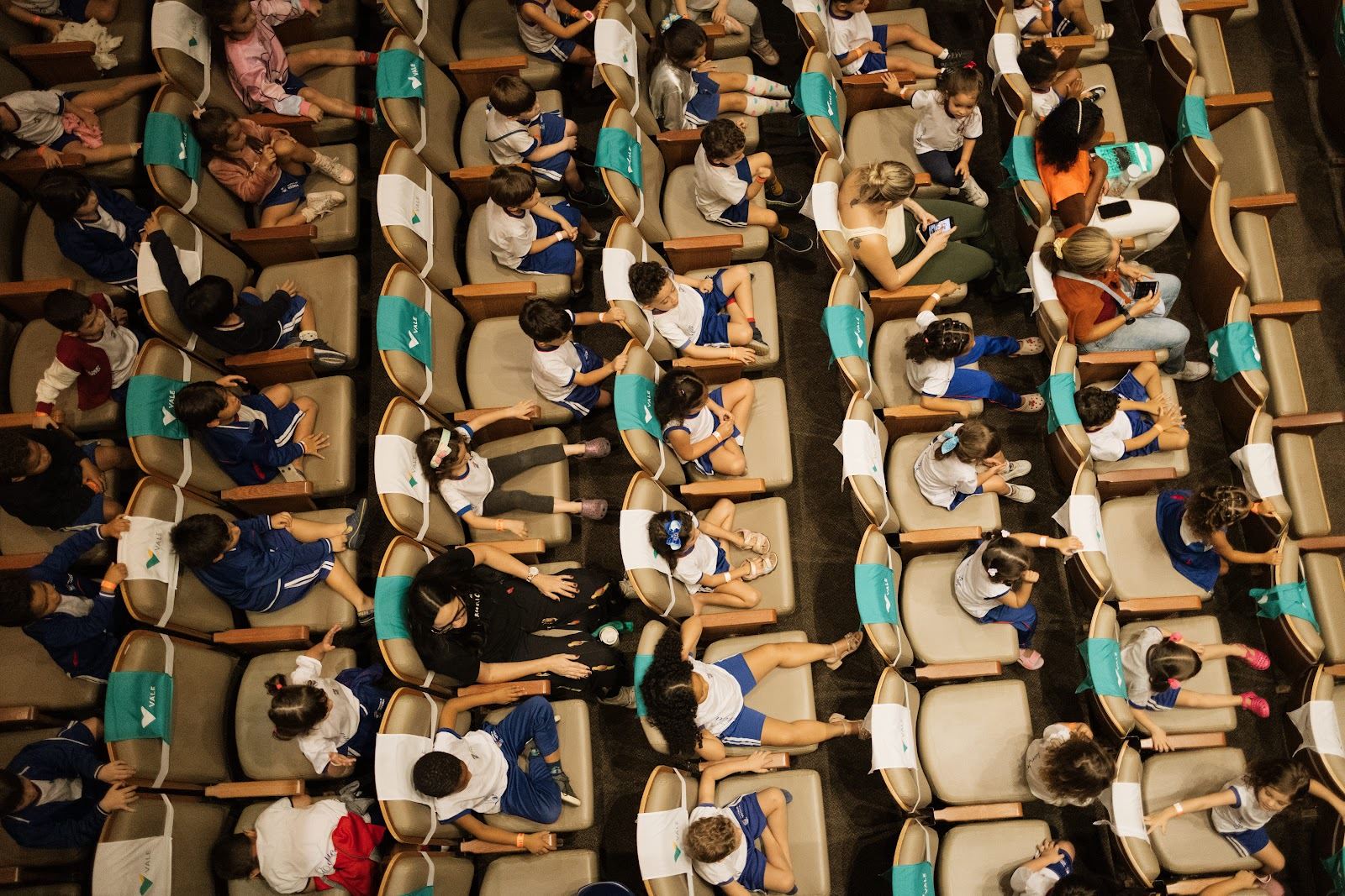 Estudantes na plateia do teatro