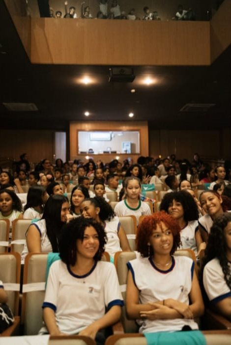 Estudantes na plateia do teatro