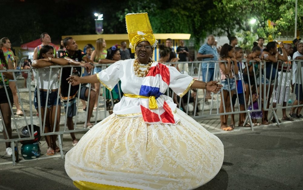 Baiana da Escola de Bambas no desfile de carnaval