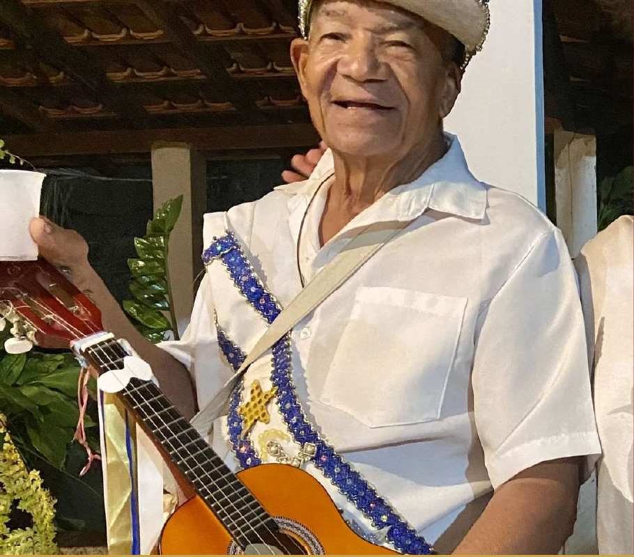 Folião de Reis com viola e fitas