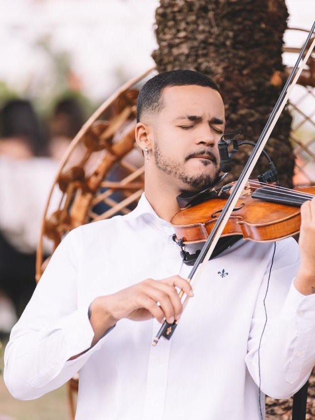 João Pedro Albernaz tocando violino