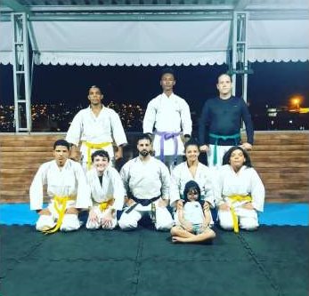 Alunos e professores do Projeto Karatê de quimono no tatame