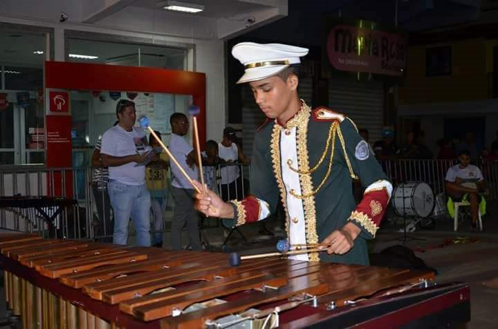 Músico de farda tocando marimba
