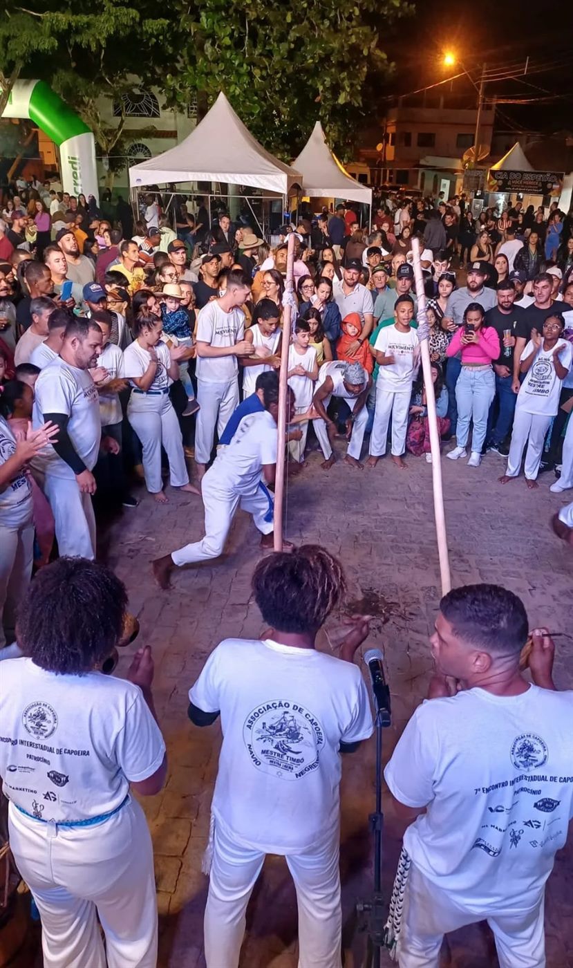 Roda de capoeira à noite na Festa do Muqui