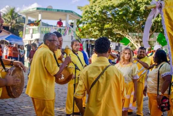 Banda de congo tocando tambores
