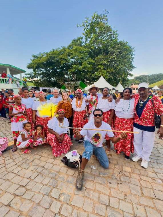 Grupo de dança folclórica com roupas vermelhas