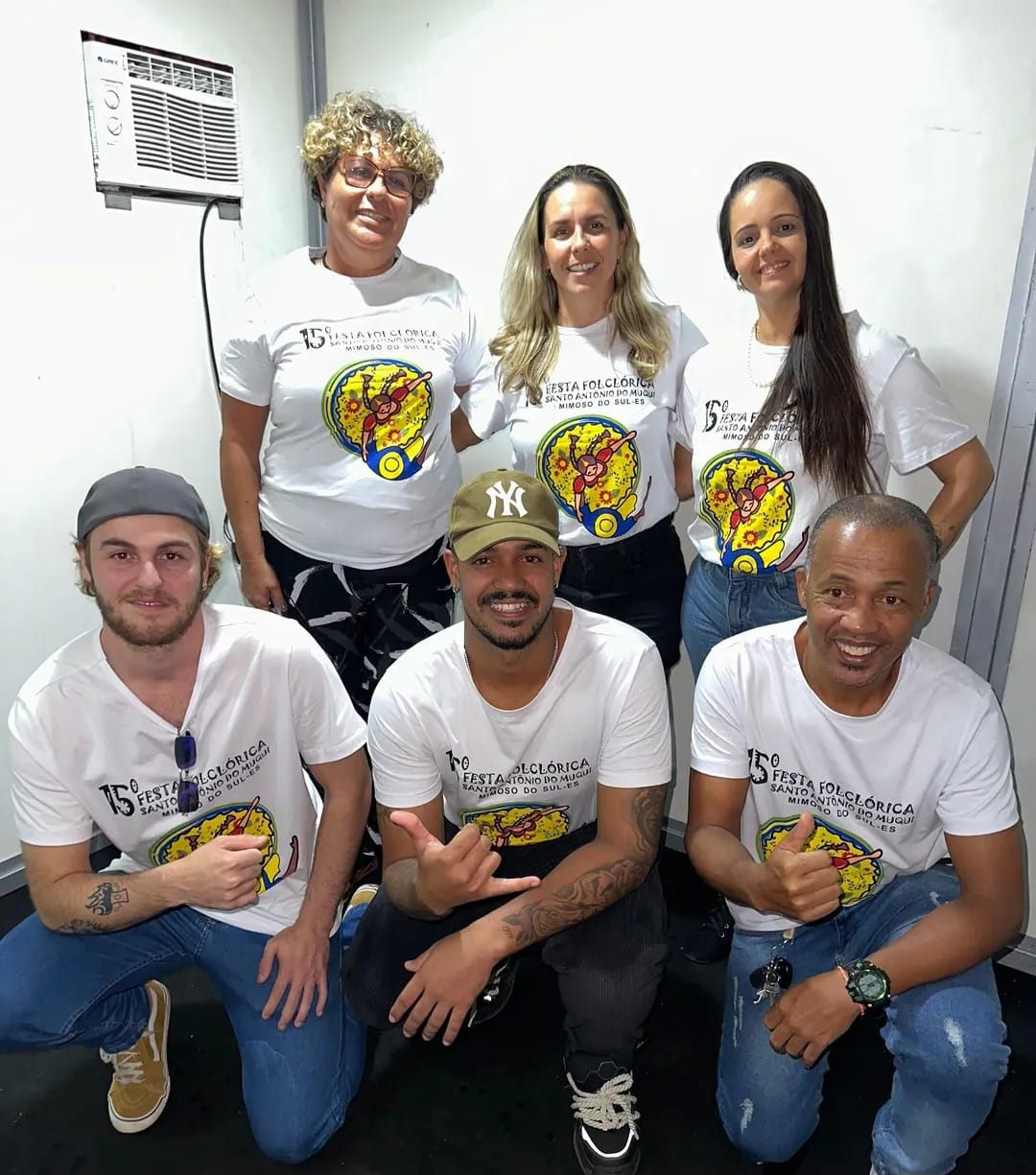 Equipe com as camisas da XV Festa Folclórica de Santo Antônio do Muqui