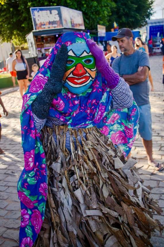Mascarado de palha na festa folclórica