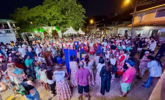 Público na Festa do Muqui à noite