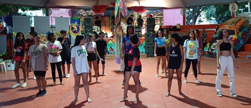 Aula de dança ao ar livre no Festival Bloco na Rua