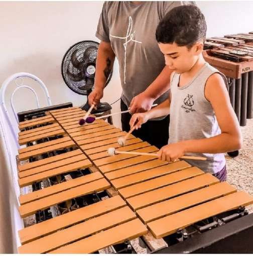 Aluno e professor tocando marimba