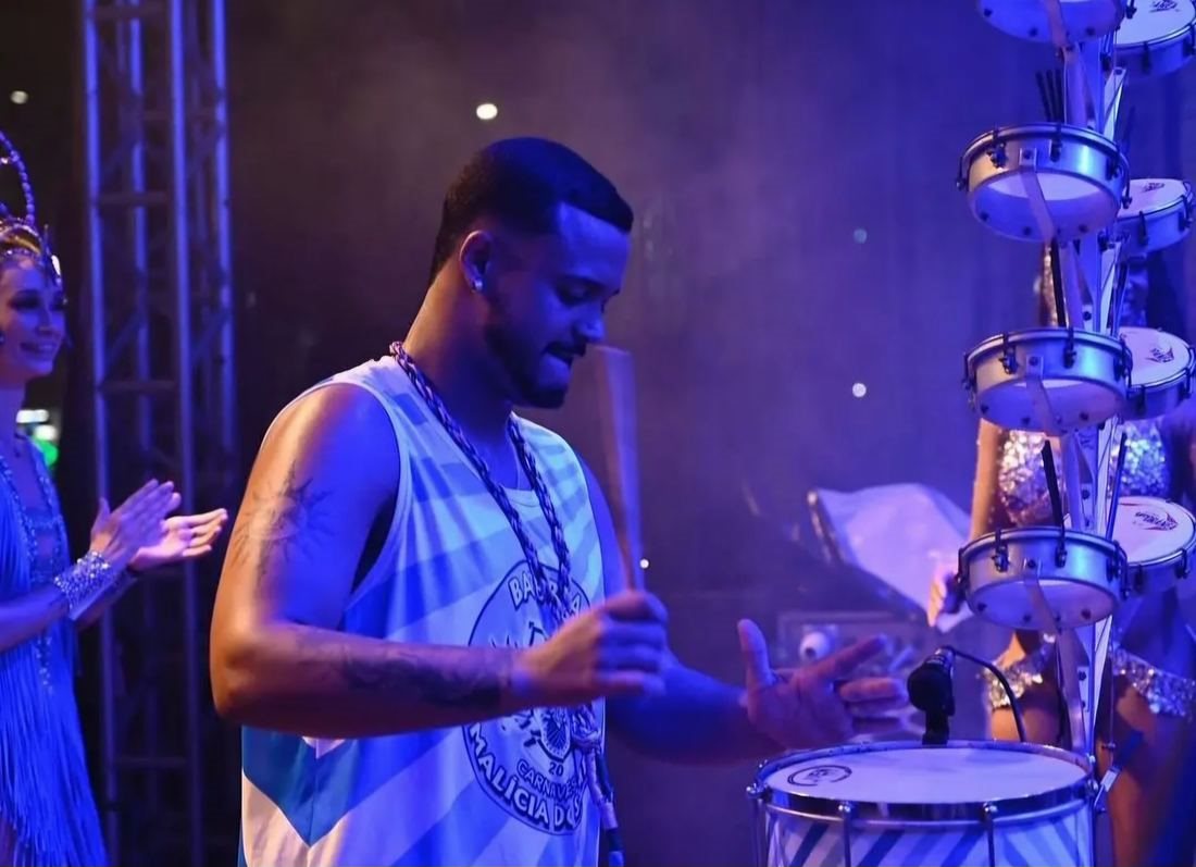 Percussionista tocando no palco