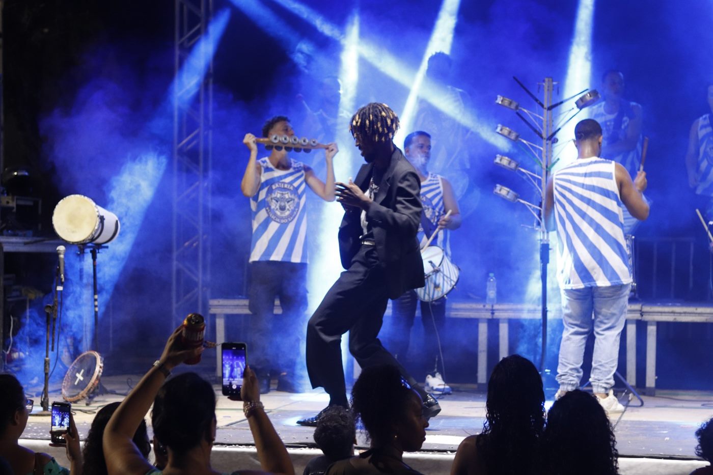 Show com luzes azuis no palco