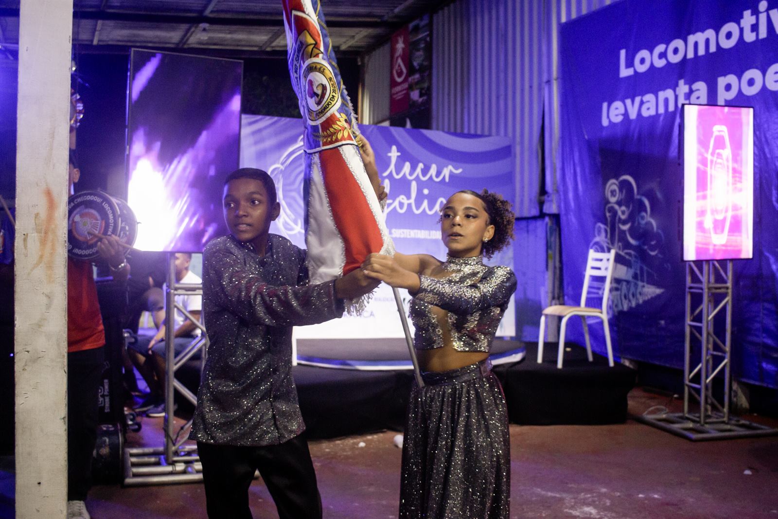 Bandeira da escola erguida durante apresentação