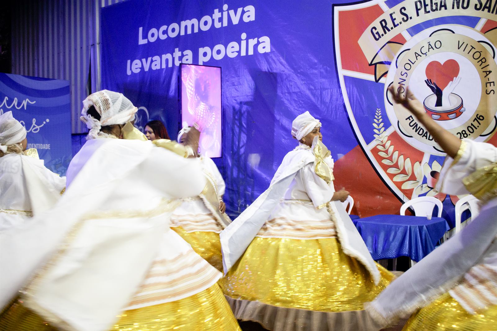 Porta-bandeira dança diante da bateria no Tecer Folias