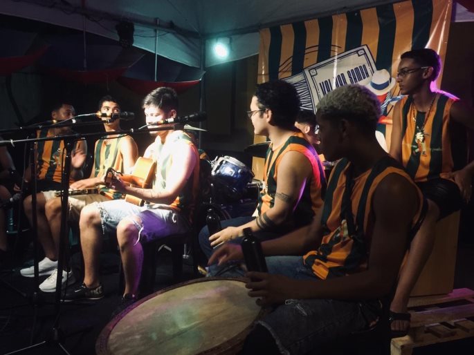 Roda de samba com percussão no Vai Dar Samba