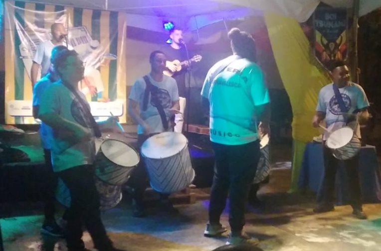 Ritmistas e dançarinos no Vai Dar Samba